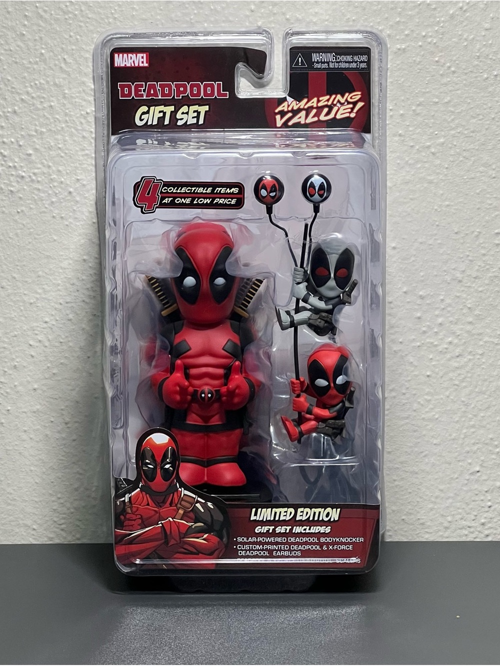 Marvel Deadpool & xForce limited edition Gift Set - Red & Black Figures